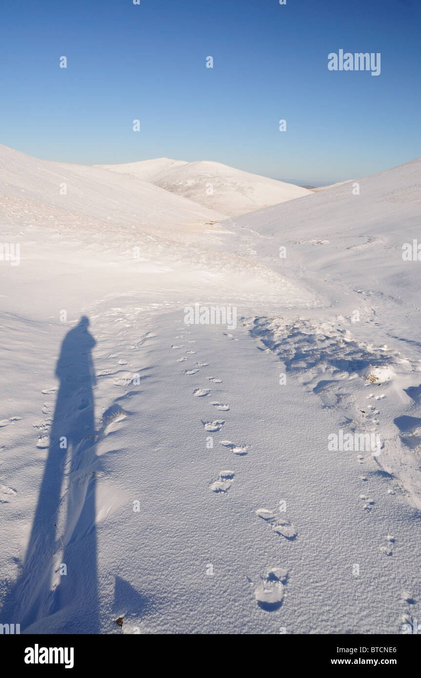 Des traces de pas dans la neige sur Coledale Hause chez les montagnes dans le Lake District Banque D'Images