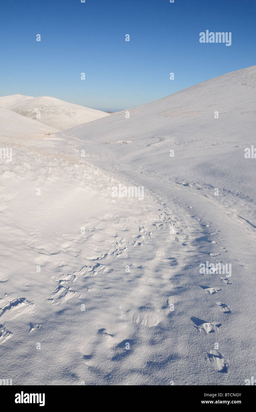 Des traces de pas dans la neige sur Coledale Hause chez les montagnes dans le Lake District Banque D'Images