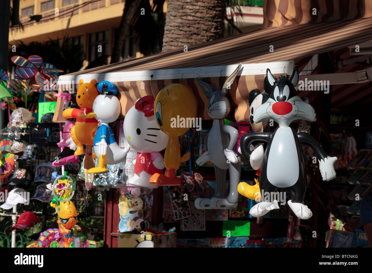 Ballons en forme de personnages de dessins animés s'accrocher un kiosque dans le cadre de la Plaza del Charco à Puerto de La Cruz Tenerife Banque D'Images
