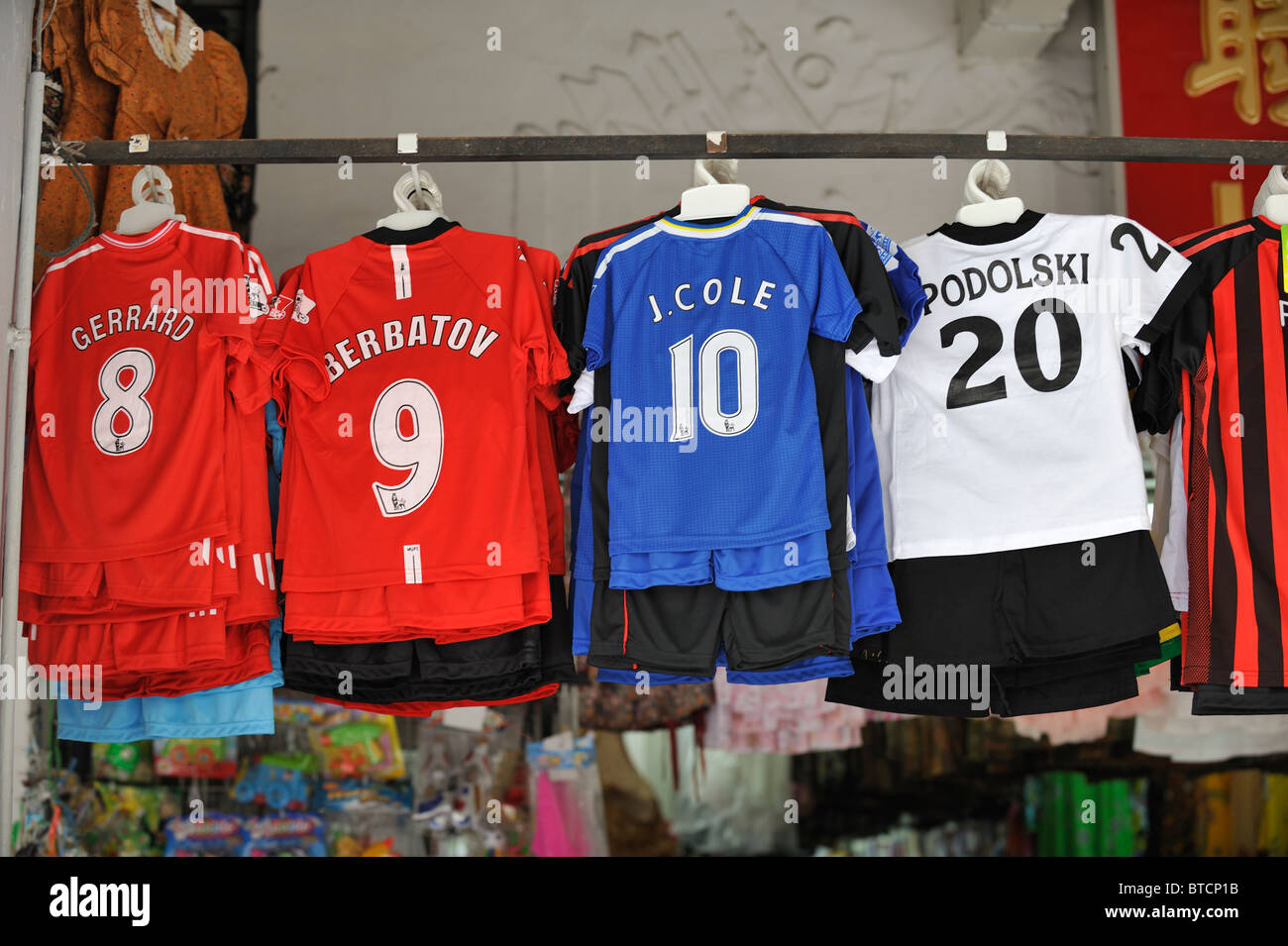 Faux maillots de football en vente en Malaisie pour QPR Cardiff City et l equipe nationale de Malaisie Photo Stock Alamy