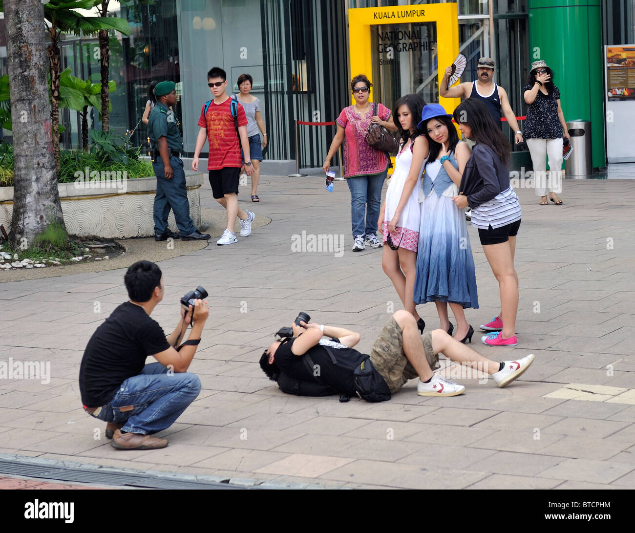 À l'aide de photographes modèles pour un tournage dans le quartier de Bukit Bintang à Kuala Lumpur, Malaisie Banque D'Images