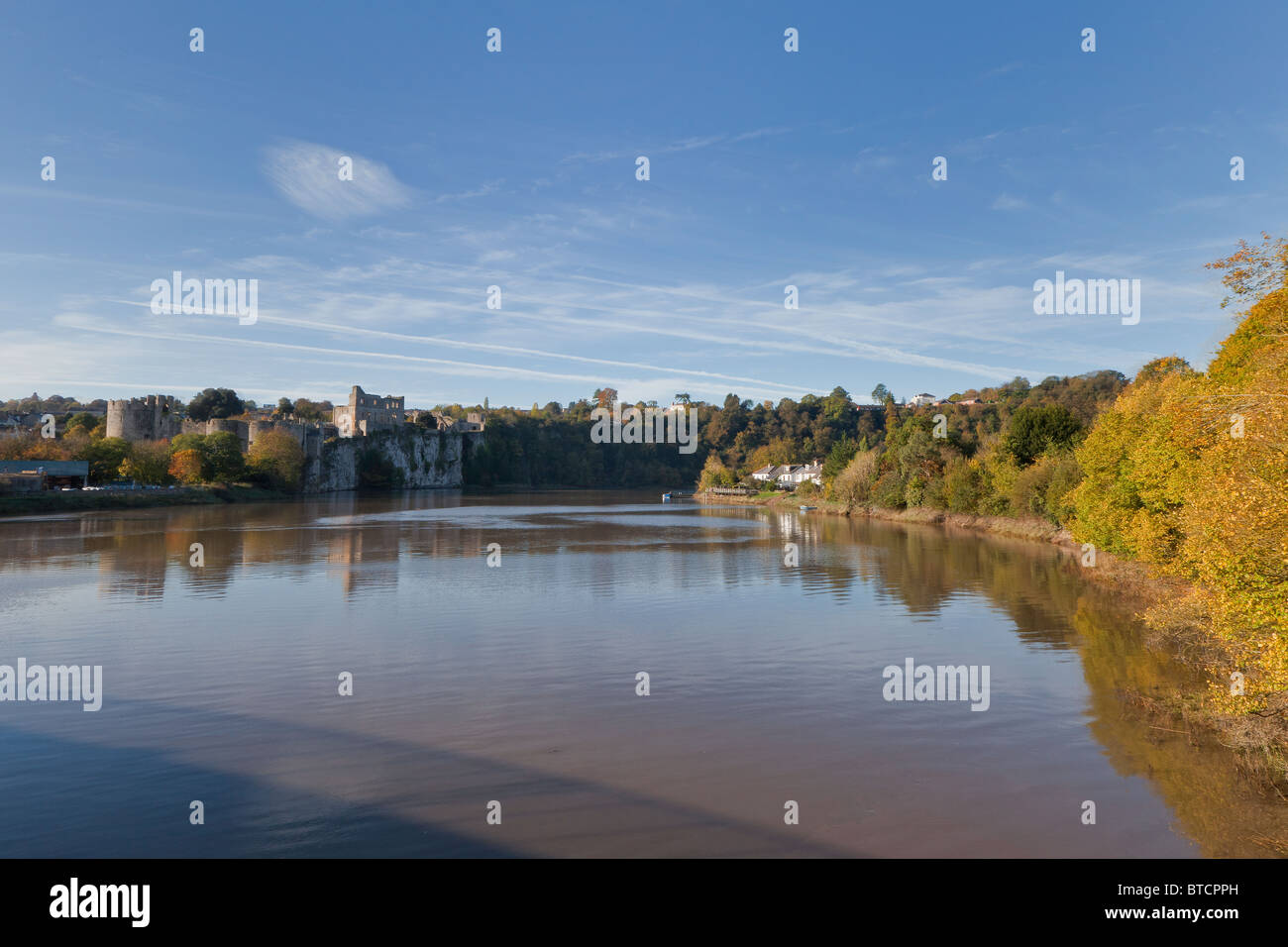 Le CHÂTEAU DE CHEPSTOW et de Wye River en automne Banque D'Images