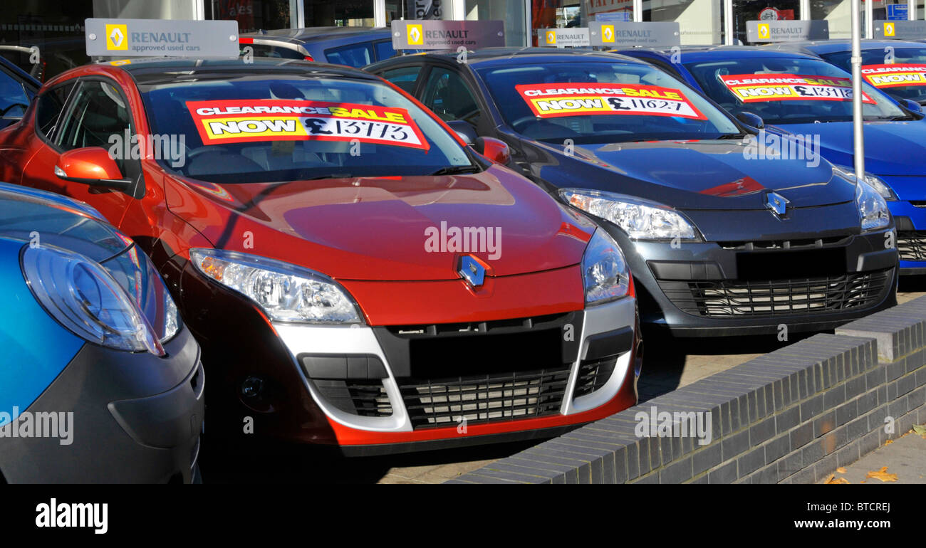 Ilford East London Renault a utilisé la piste de la concession de voiture de seconde main afficher la rangée dans la ligne des voitures du concessionnaire avec une vente en liquidation Étiquette de prix Angleterre Royaume-Uni Banque D'Images