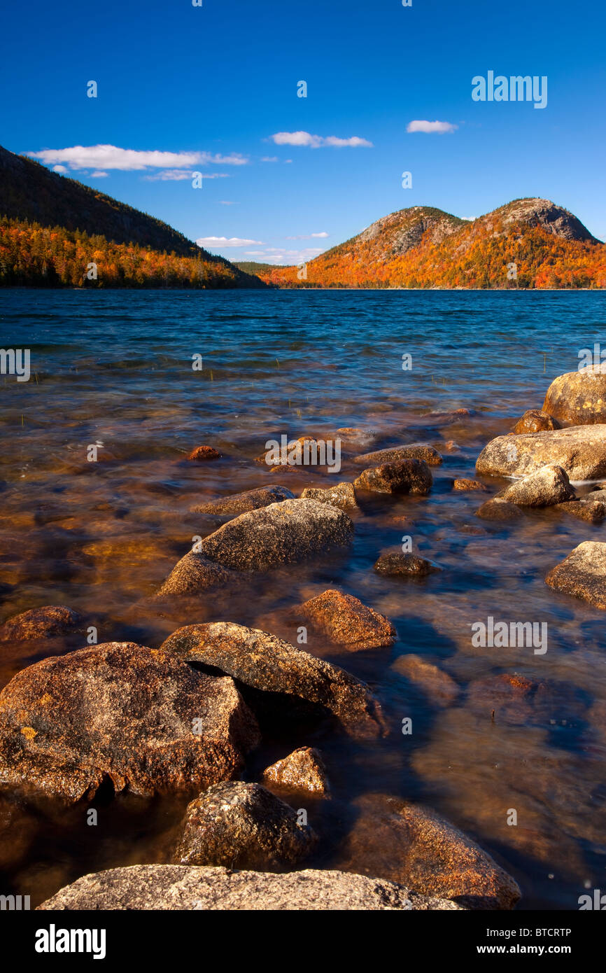 L'automne à l'étang de la Jordanie avec les bulles au-delà dans l'Acadia National Park, Maine USA Banque D'Images