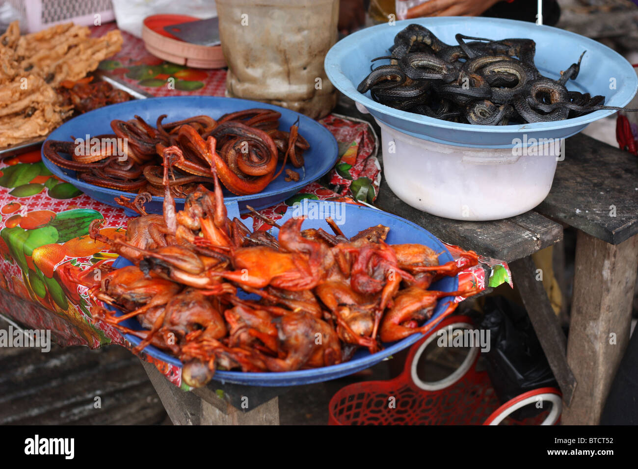 L'alimentation de rue locaux au Cambodge : les serpents et de poulet Banque D'Images