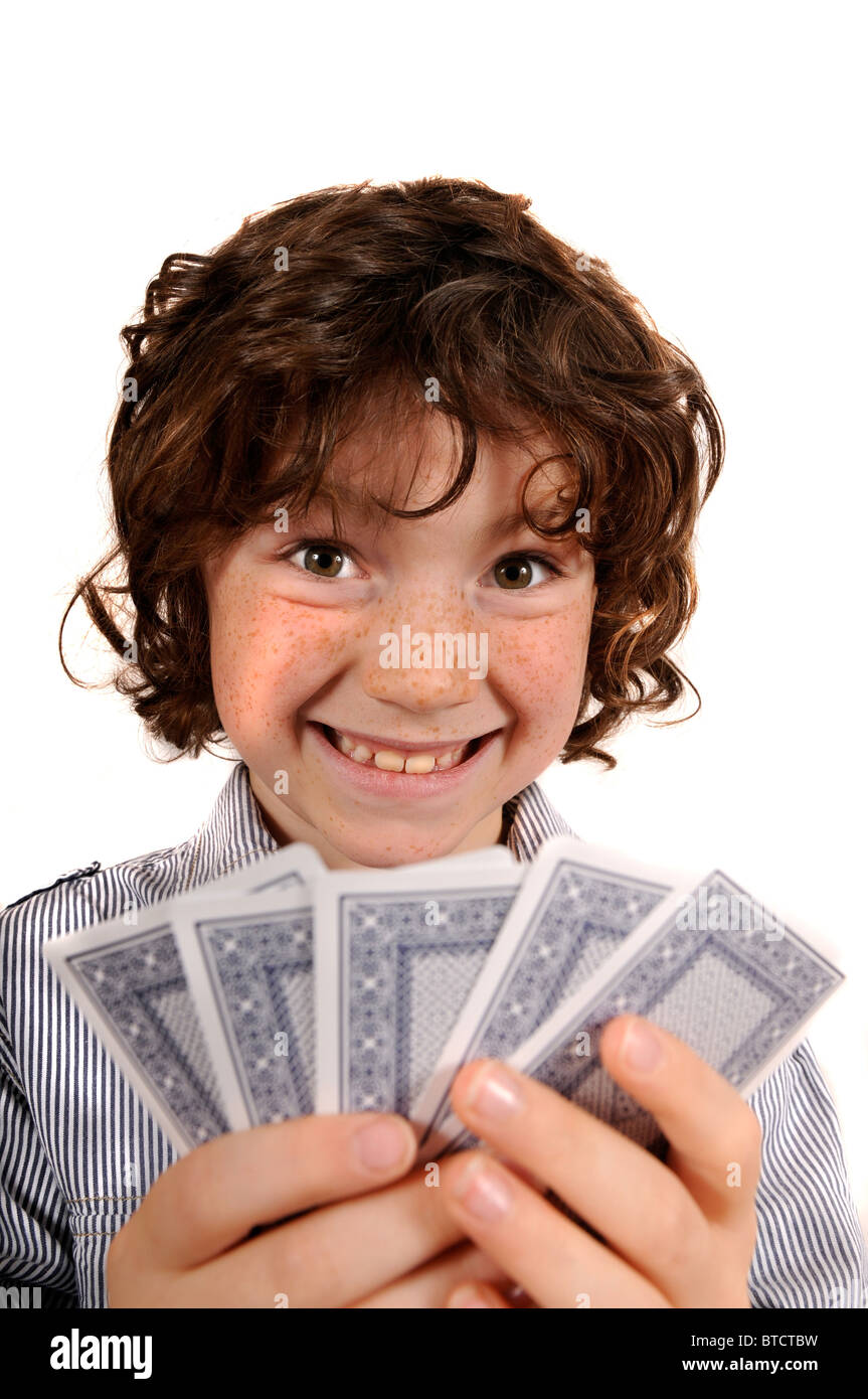 Jeune garçon de jeu de poker cartes à jouer Banque D'Images