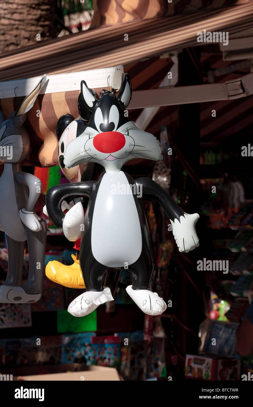 Ballons en forme de personnages de dessins animés s'accrocher un kiosque dans le cadre de la Plaza del Charco à Puerto de La Cruz Tenerife Banque D'Images