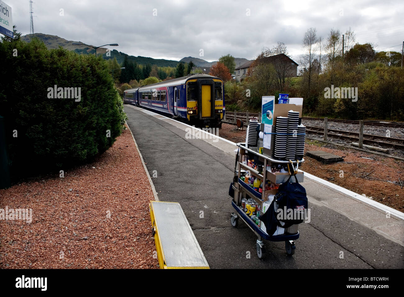 Crianlarich station sur la route de ScotRail en Écosse. Des rafraîchissements à être chargées à bord de trains. Banque D'Images