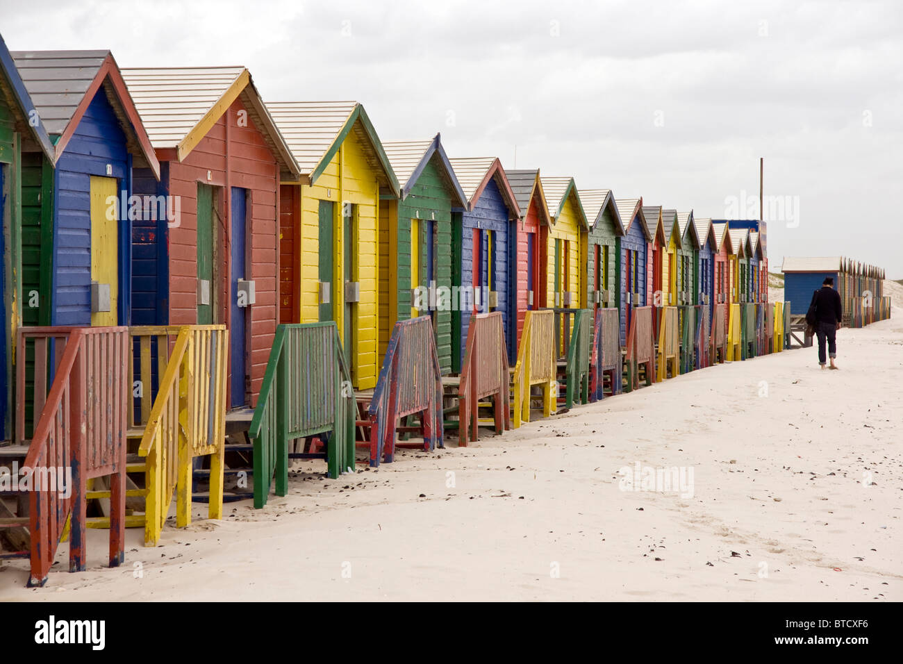 Cabines de plage multicolores à Muizenberg, Cape Town, sur la côte de False Bay, Afrique du Sud Banque D'Images