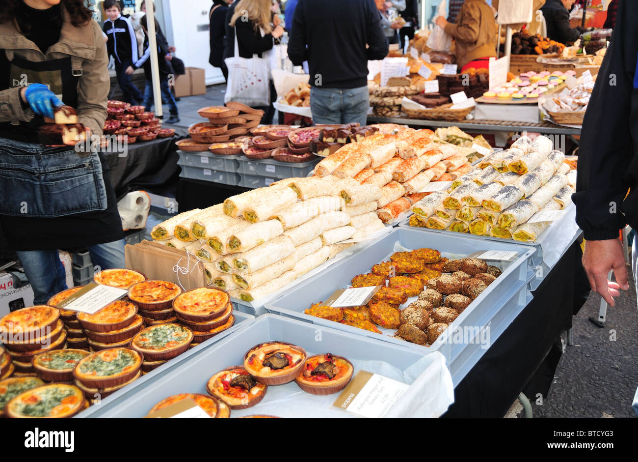 Vente de tartes rustique de décrochage dans le marché de Portobello, Notting Hill, Londres, Royaume-Uni Banque D'Images