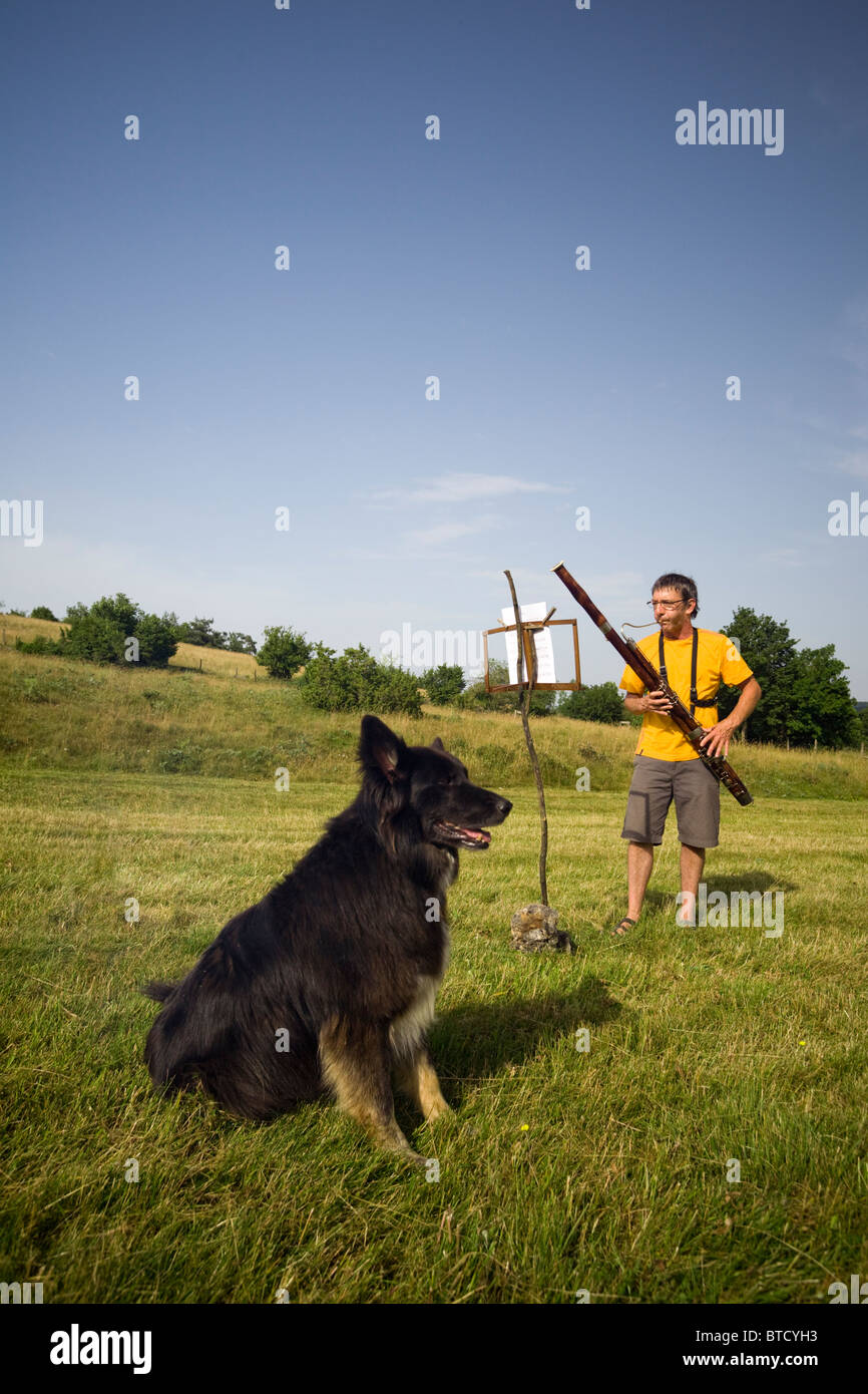 Un homme jouant le basson à l'air libre (Auvergne - France). Joueur de basson jouant de son instrument (France). Banque D'Images