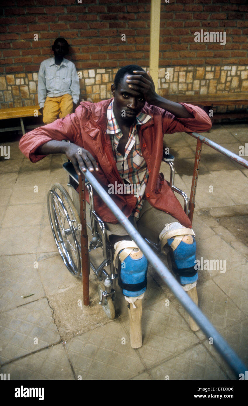 Homme qui avait ses jambes arrachés lorsqu'il a marché sur une mine terrestre, l'apprentissage de la marche à l'aide de membres artificiels, Kigali, Rwanda Banque D'Images