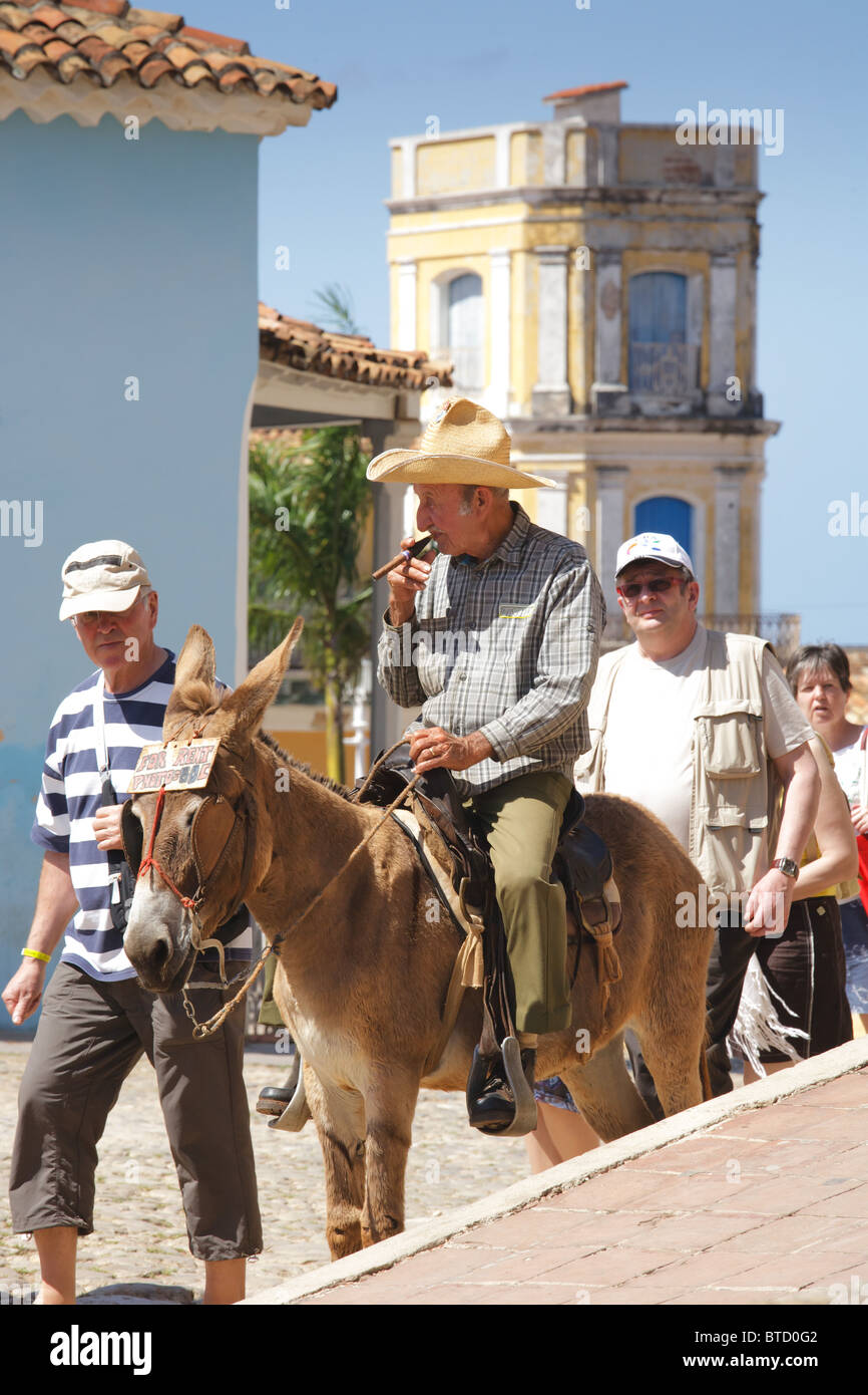 TRINIDAD : HOMME CUBAIN SUR DONKEY ET LES TOURISTES Banque D'Images