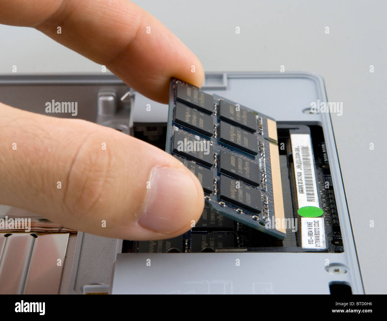 L'ajout, la suppression ou le remplacement de la mémoire vive (RAM) d'un ordinateur portable Banque D'Images
