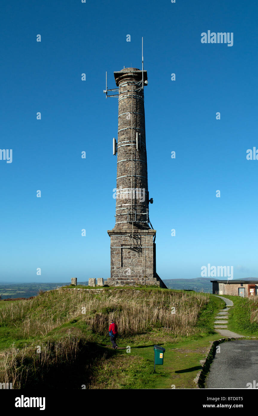 Une ancienne mine d'étain de cheminée maintenant utilisé comme un récepteur de signal sur le sommet de la colline près de Ecole-valentin Kit à Cornwall, UK Banque D'Images