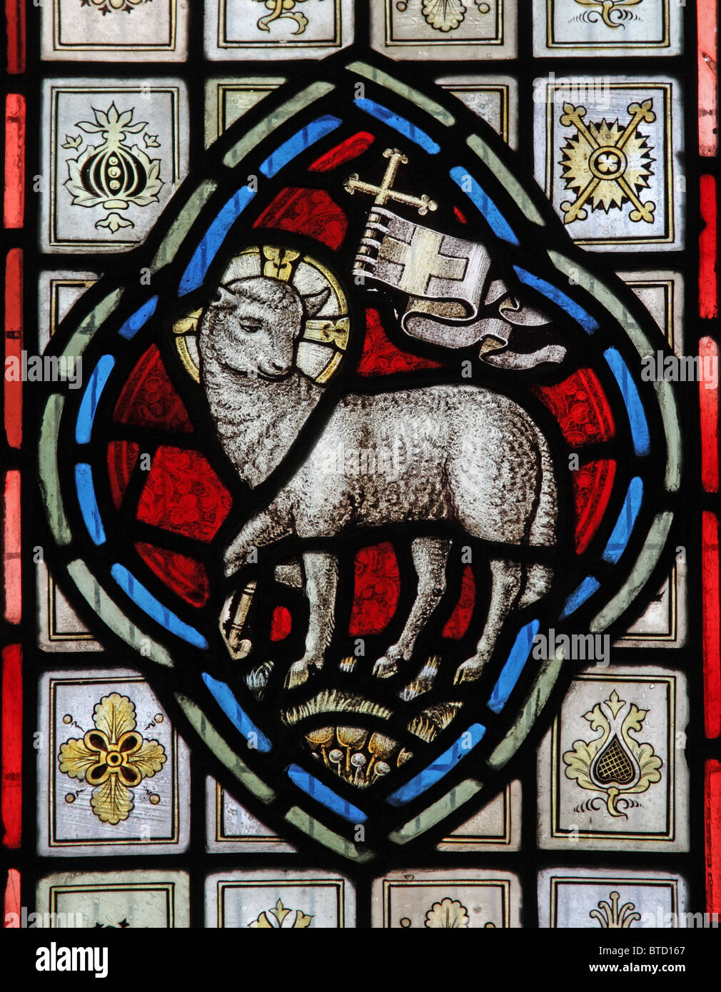 Un vitrail par A. L. Moore représentant l'Agneau de Dieu, Withiel Église Florey, Somerset Banque D'Images