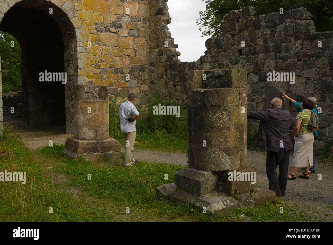Ruines de l'église Sankt Pers dans la plus ancienne ville de Sigtuna en Suède dans une plus grande région de Stockholm Banque D'Images