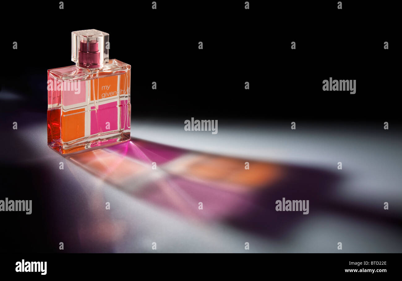 Flacon de parfum sur fond noir Banque D'Images