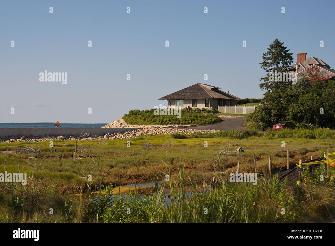 Une maison avec vue sur la mer et des zones humides Banque D'Images