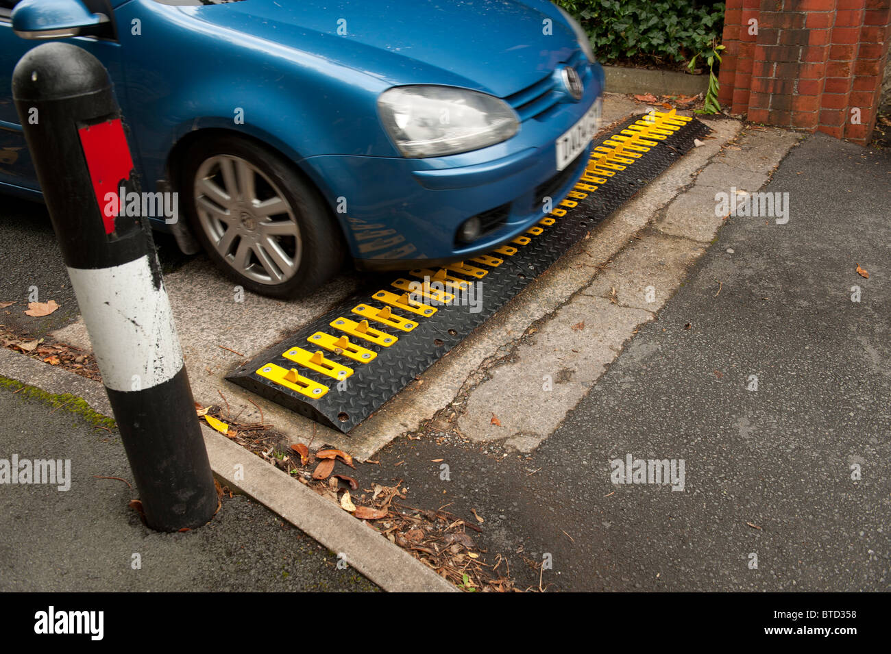 Dents de dragon' de gérer la circulation réglementation de la direction de voyage autorisé, sortie de parking, UK Banque D'Images