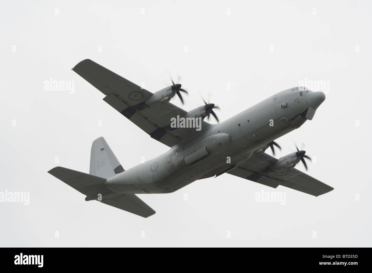 Royal Australian Air force c-130J-30 Hercules le décollage, a partir d'homebase raaf richmond en Nouvelle Galles du Sud en Australie. Banque D'Images