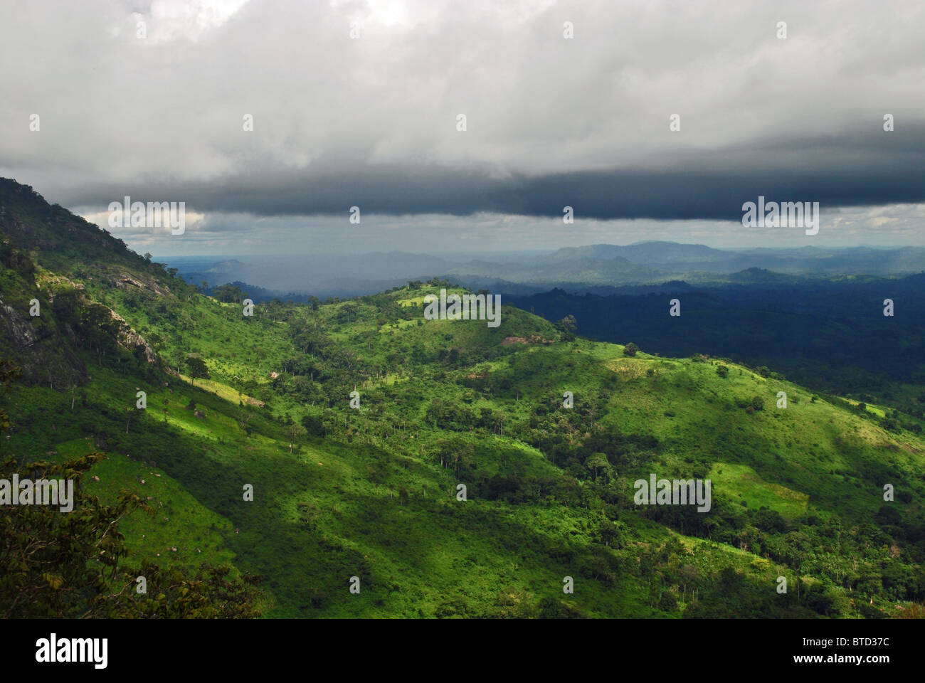 Paysage montagneux près de l'homme, Côte d'Ivoire, Afrique de l'Ouest (à partir de la 'Dent de Man') Banque D'Images