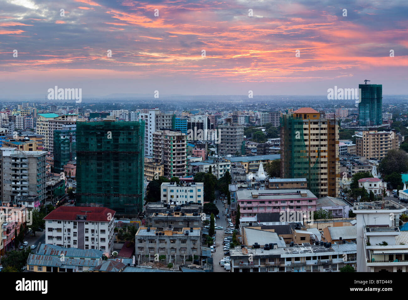 Dar es Salaam cityscape panorama au coucher du soleil. Tanzanie Banque D'Images