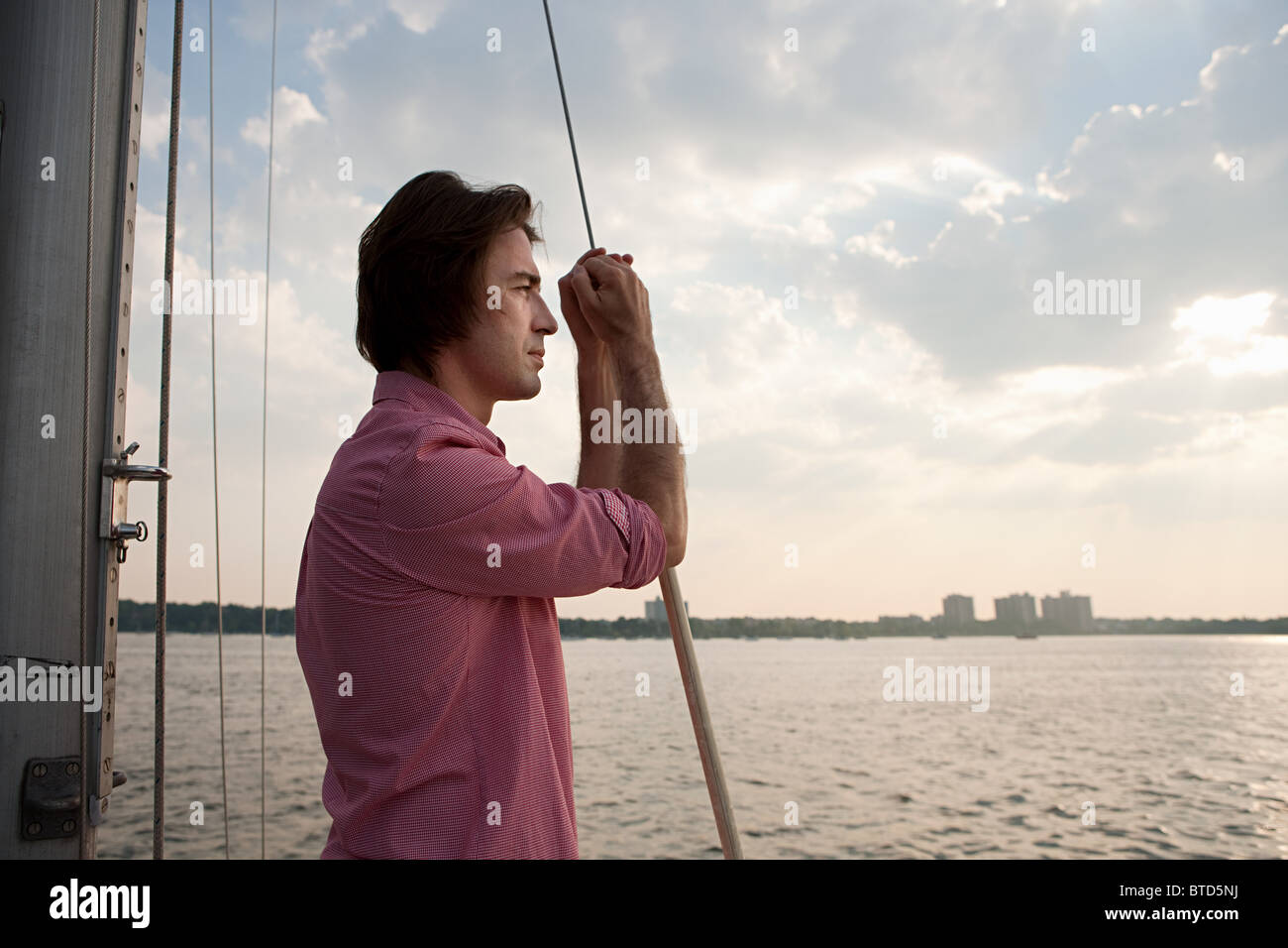 Mid adult man à bord de yacht, looking at view Banque D'Images