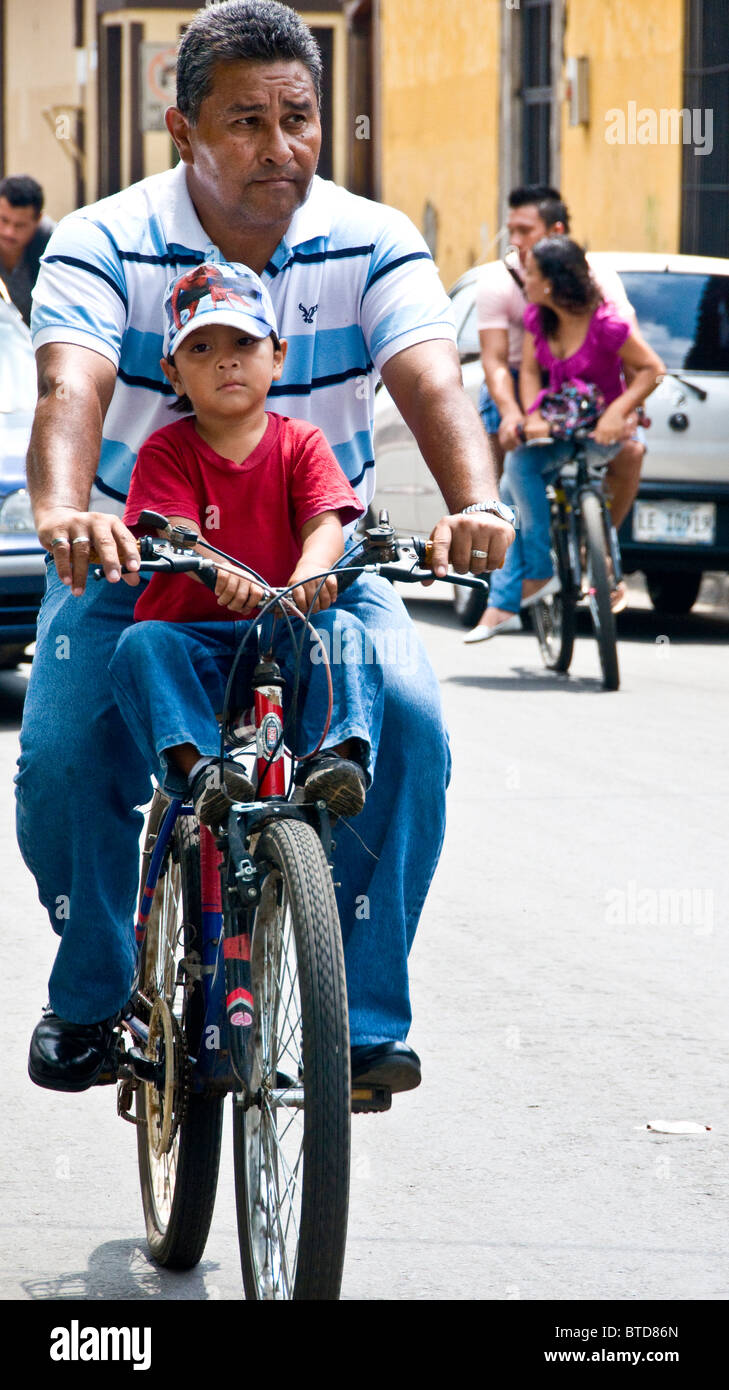 Père et fils sur une bicyclette Leon Nicaragua Banque D'Images