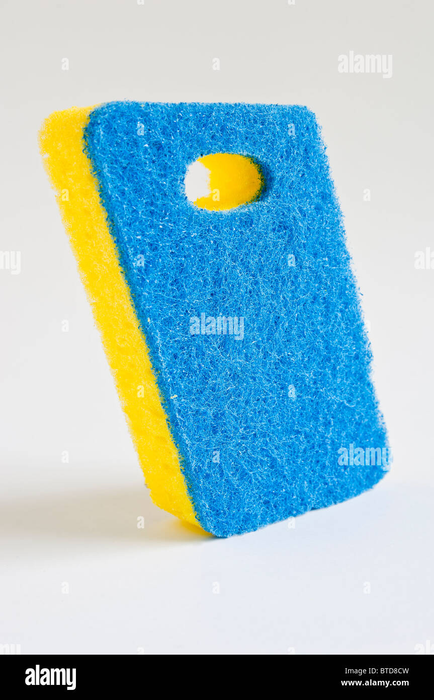 Bleu et jaune d'une éponge à récurer / scourer Banque D'Images