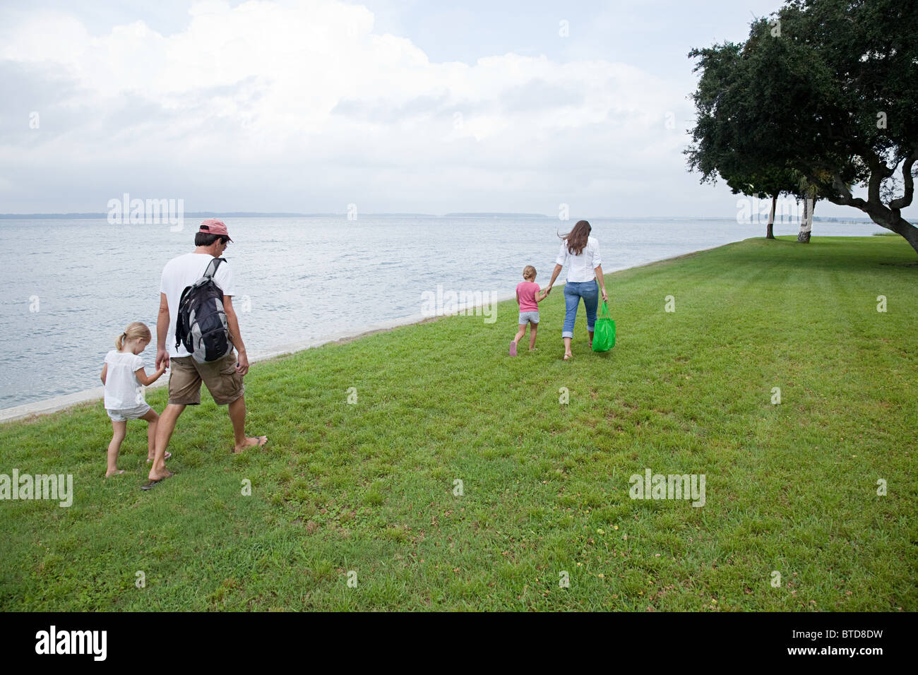 Balades en famille le long de l'herbe par la mer Banque D'Images