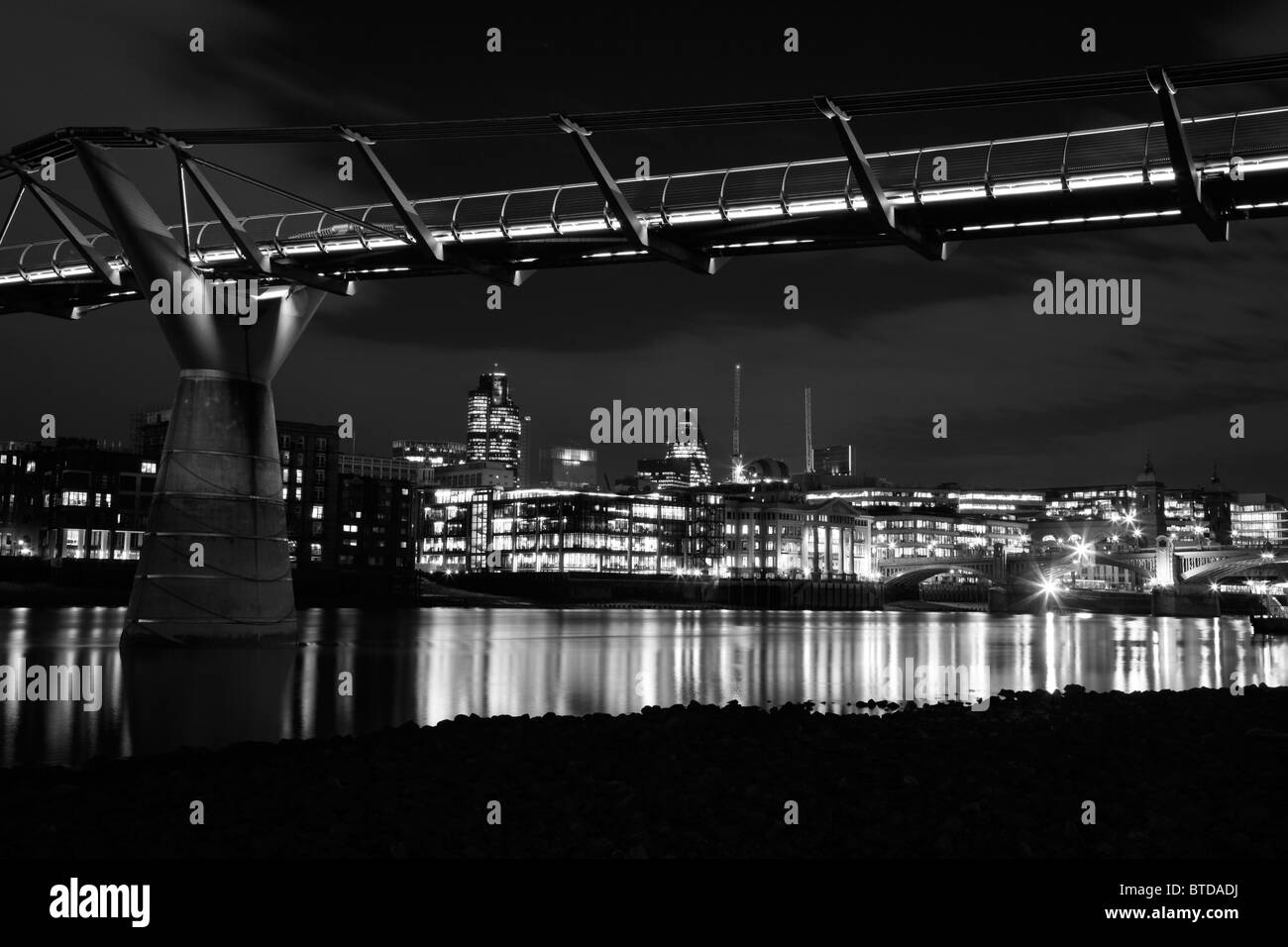 Vue sous le pont du millénaire sur la Tamise à la ville de London, UK Banque D'Images