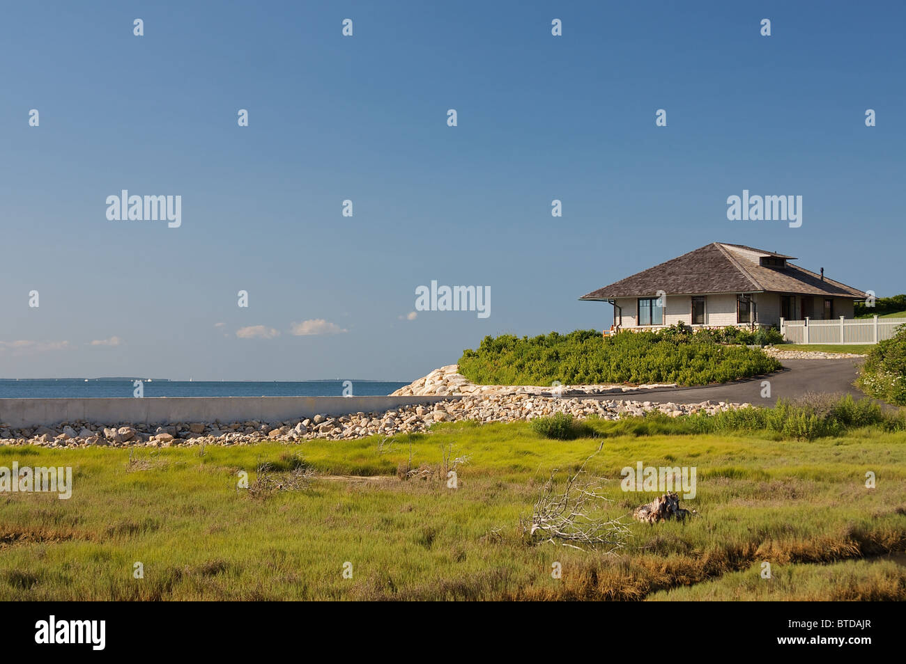 Une maison avec vue sur la mer et des zones humides Banque D'Images