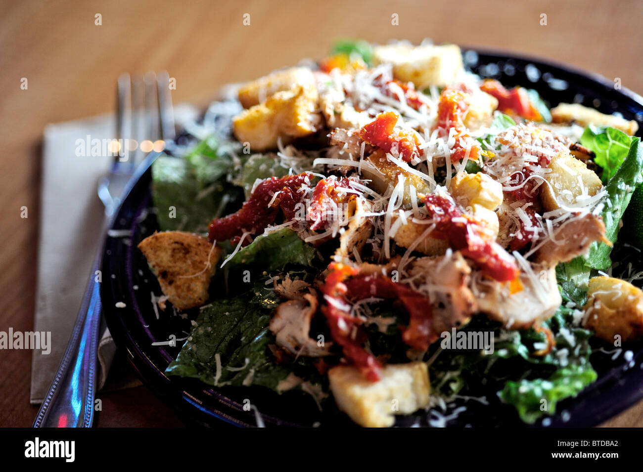 Gros plan d'une salade César au poulet noirci à la Dent d'ours grill restaurant à Anchorage, Southcentral Alaska Banque D'Images