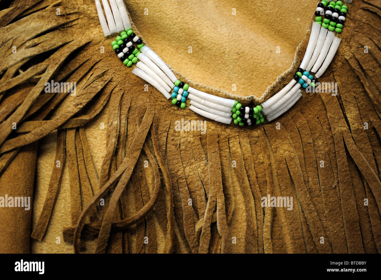 Gros plan d'une tenue traditionnelle des femmes autochtones et de collier, Alaska Native Heritage Center dans le centre-sud de l'Alaska Banque D'Images