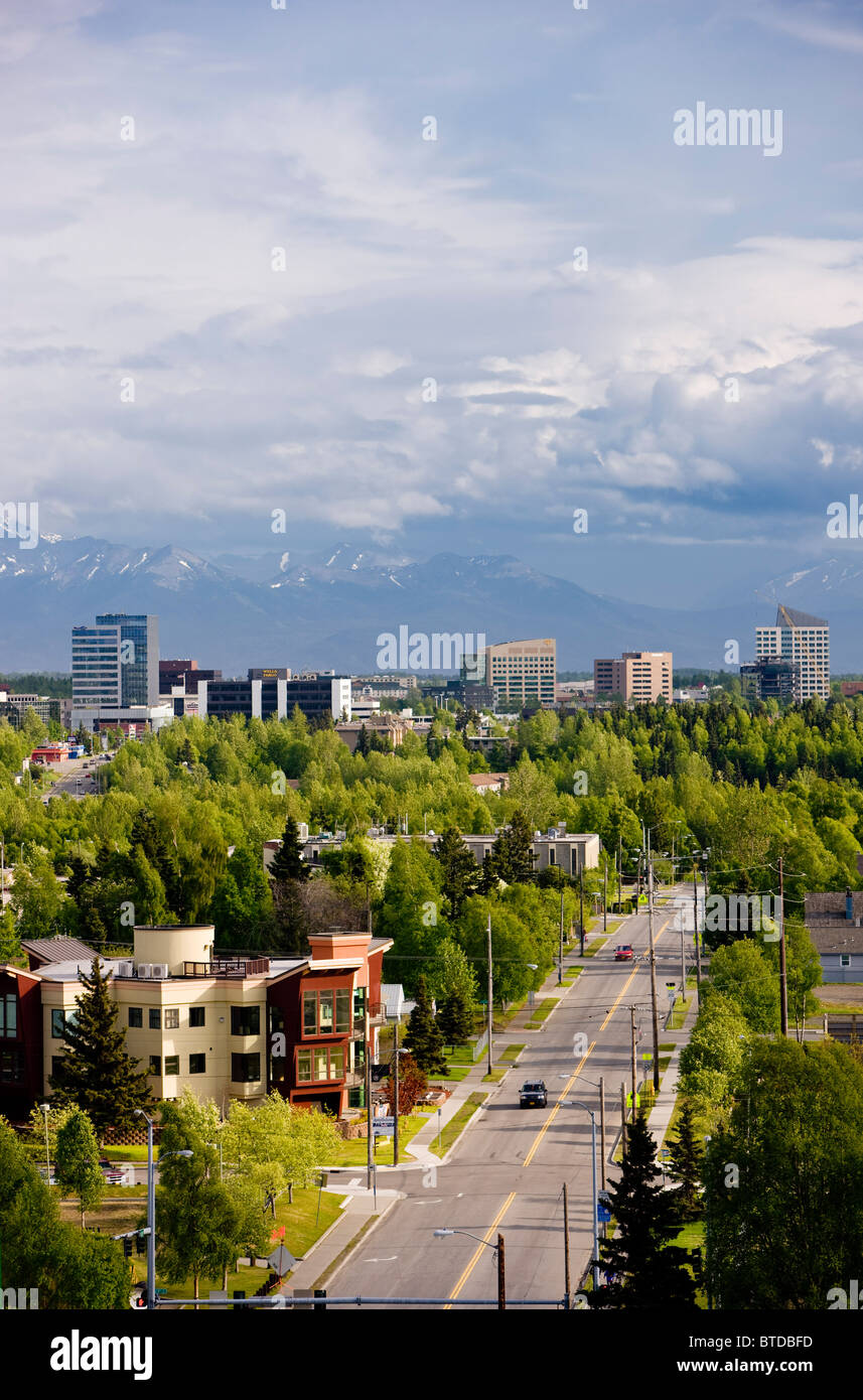 Vue sur Midtown Anchorage à au sud vers les montagnes Kenai en été, Southcentral Alaska Banque D'Images