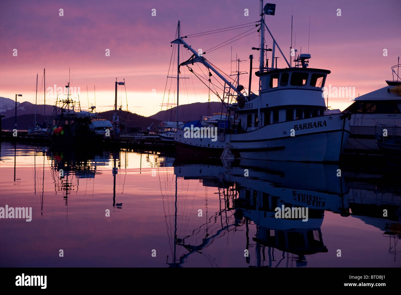 Coucher du soleil couleurs reflètent dans les eaux calmes du port de Auke Bay, près de Juneau, le passage de l'intérieur, le sud-est de l'Alaska, Winter Banque D'Images