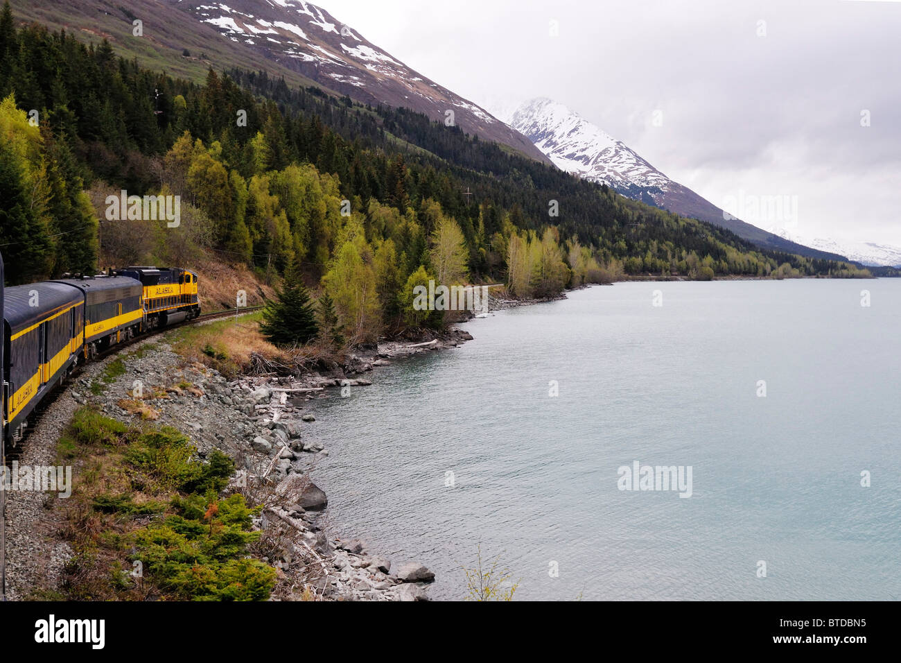 Côtières de l'Alaska Railroad train classique voyages passé Lac Kenai sur sa façon de Seward au cours de la journée, péninsule de Kenai, Alaska Banque D'Images