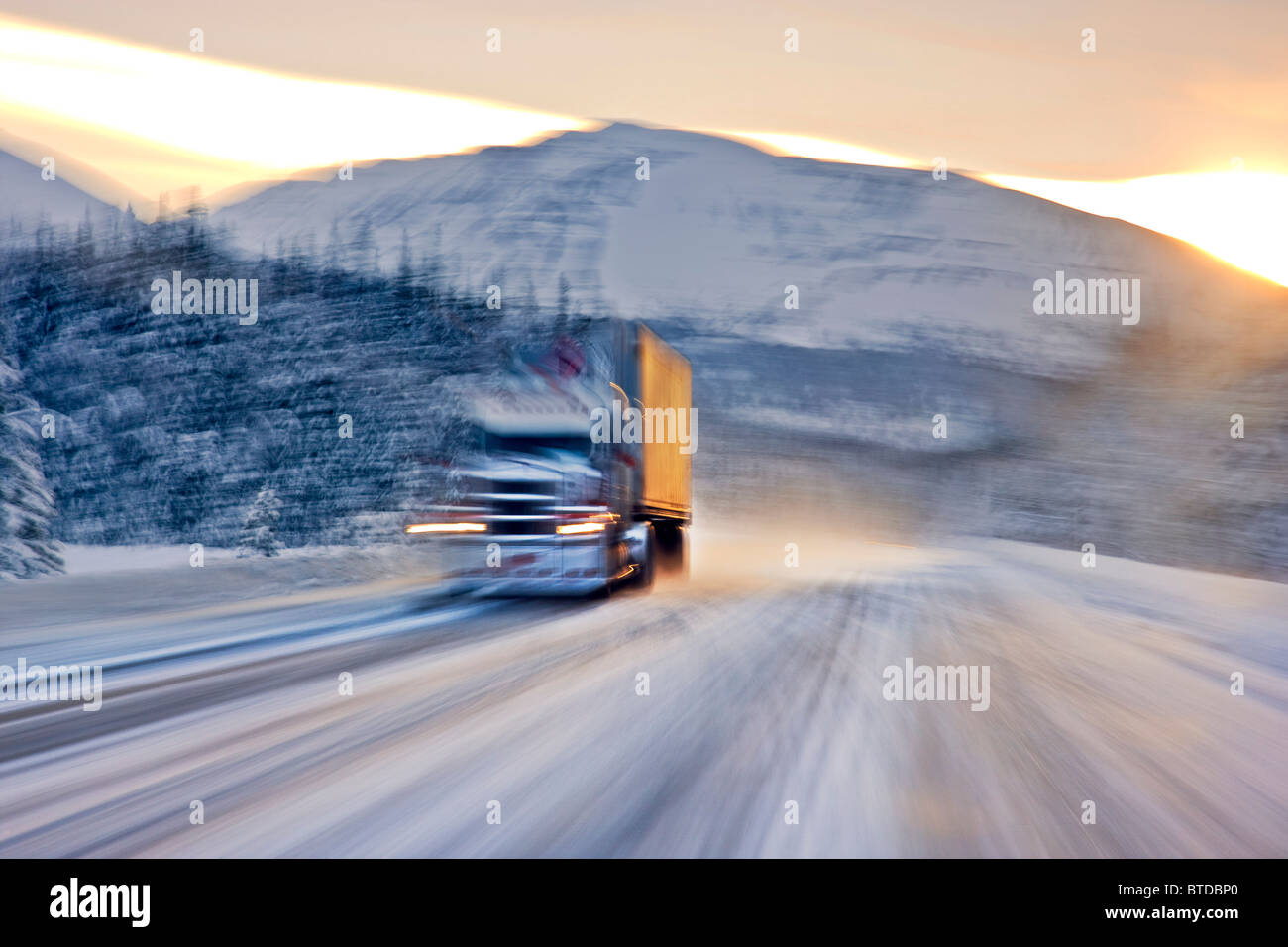 Sur la conduite de camion semi snowcovered Seward Highway au lever du soleil, Southcentral Alaska, Winter Banque D'Images