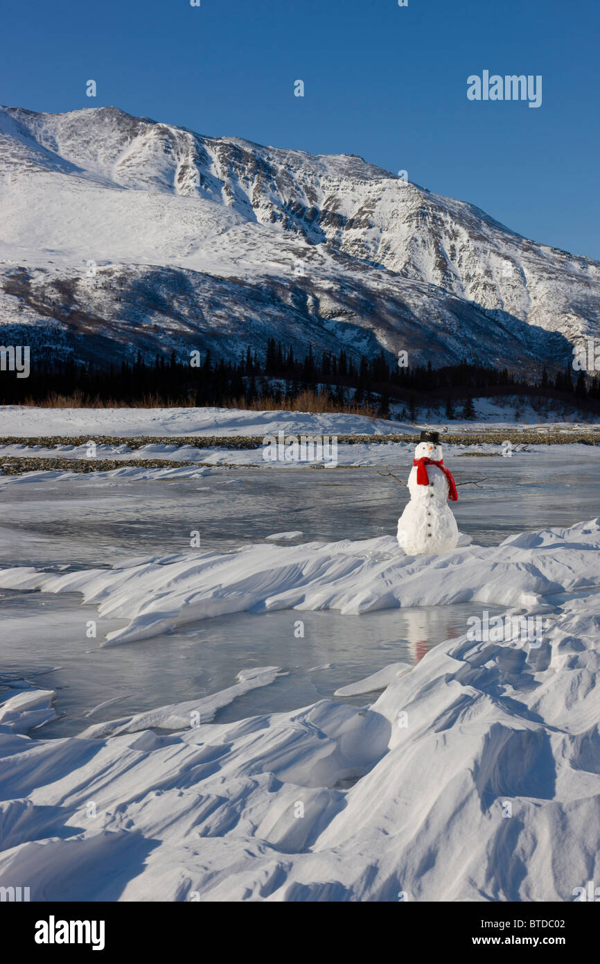 Bonhomme de neige avec le Mont McKinley en arrière-plan au lever du soleil, Denali National Park, Alaska, Winter Banque D'Images