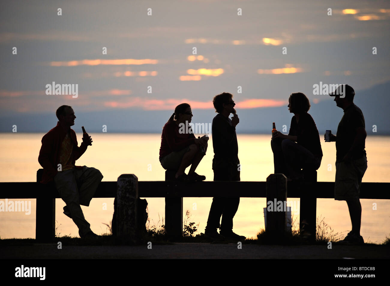 Groupe d'amis, regarder le coucher du soleil ensemble au moment Woronzof à Anchorage, Southcentral Alaska Banque D'Images
