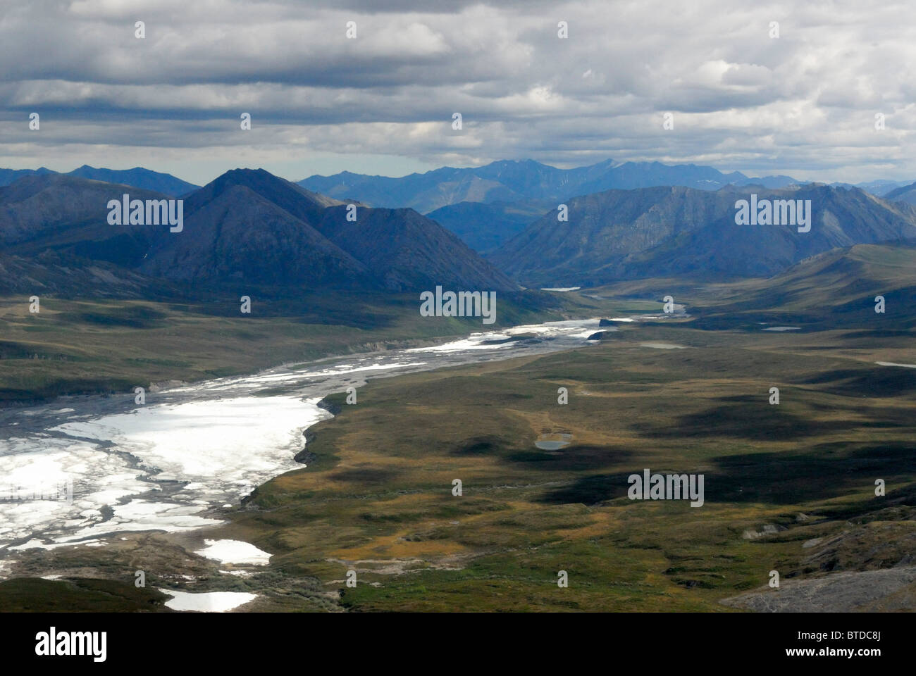 Vue panoramique sur la vallée et la rivière Kongakut supérieur avec des plaques de glace aufeis congelé dans le milieu de l'ANWR ,, Alaska Banque D'Images