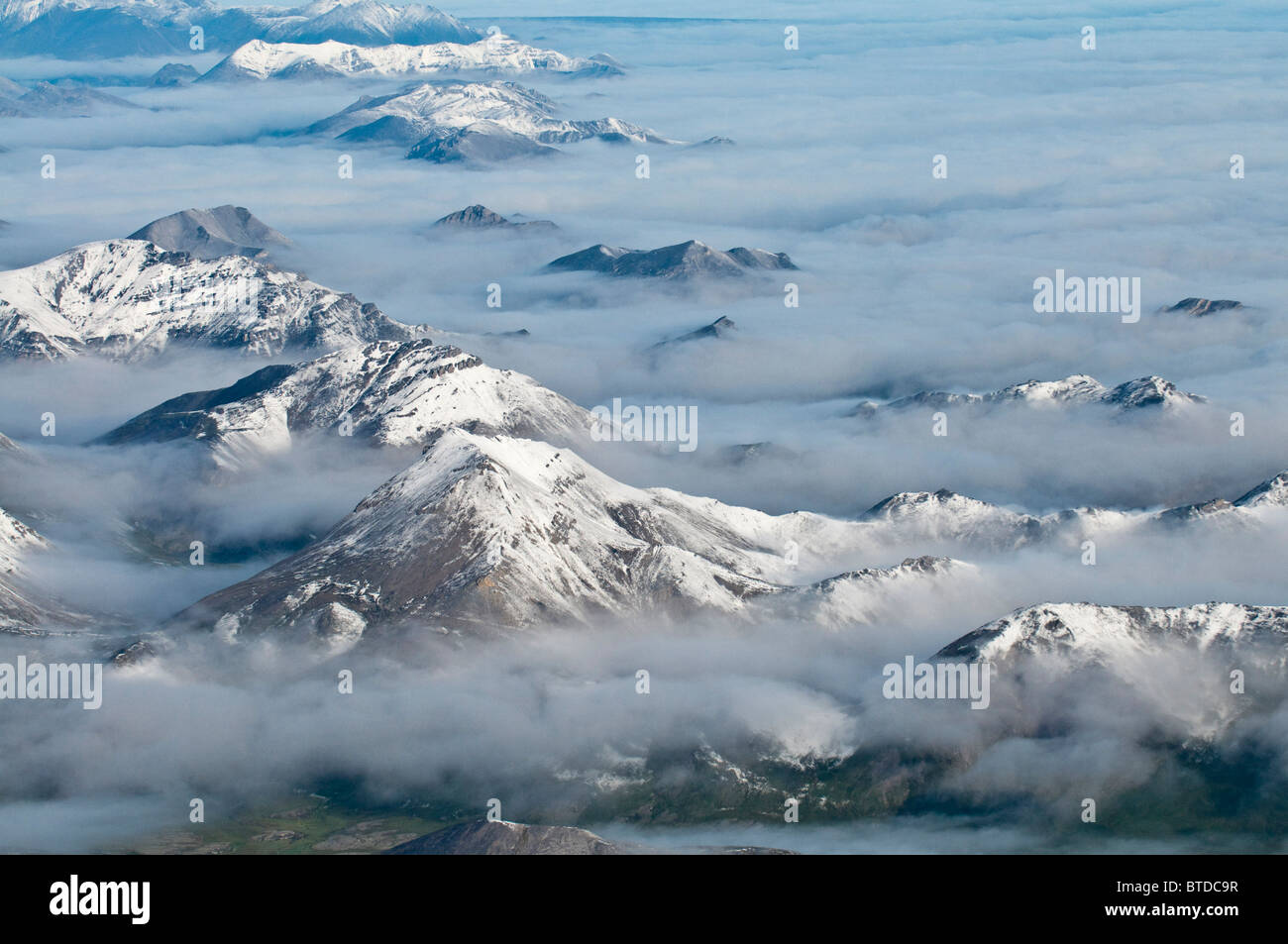 Vue aérienne de brouillard roulant sur l'extrémité nord de la chaîne de Brooks dans Gates of the Arctic National Park & Preserve, Alaska Banque D'Images