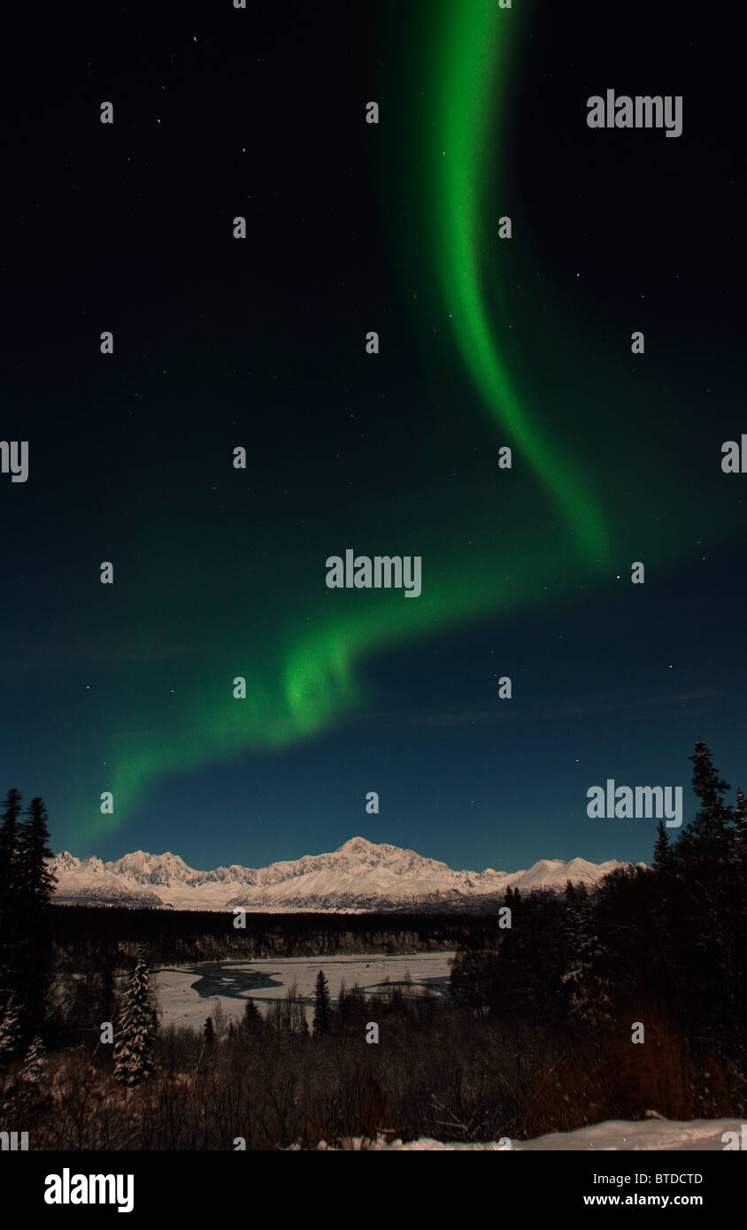 Vue sur Northern Lights (aurores boréales) l'arche à travers le ciel nocturne plus de Denali State Park, l'intérieur de l'Alaska, Winter Banque D'Images