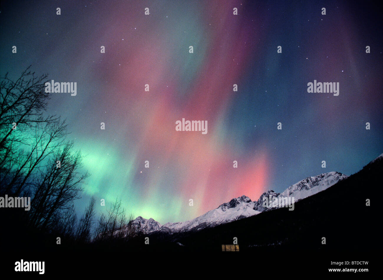 Multi colored Northern Lights (aurores boréales) remplir le ciel de nuit au large de l'autoroute près de Vieux Glen Palmer, Alaska, Winter Banque D'Images