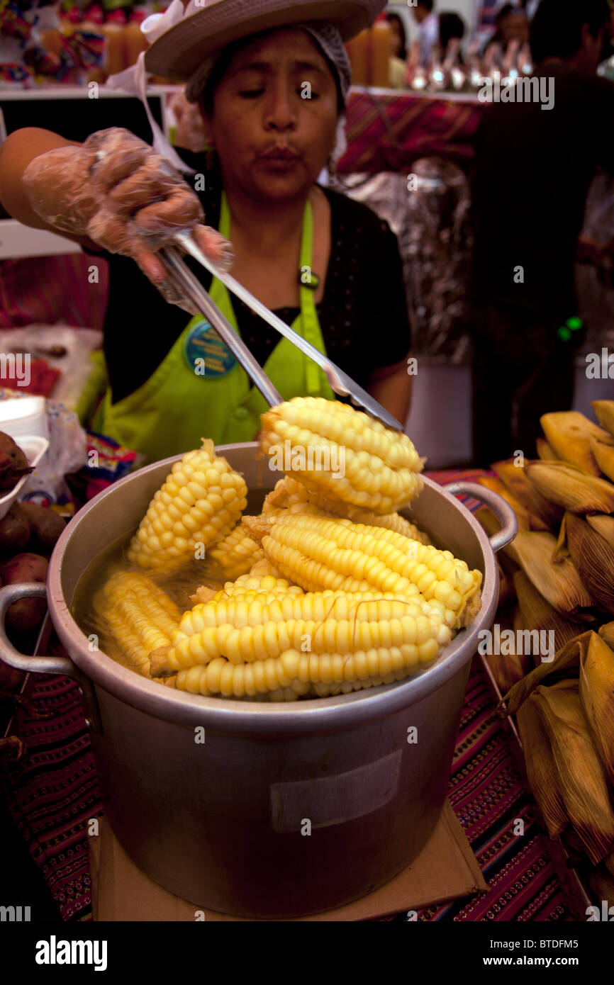 Choclo, ou grand noyau péruvien le maïs, comme vu à Lima, festival gastronomique annuel de Mistura. Banque D'Images
