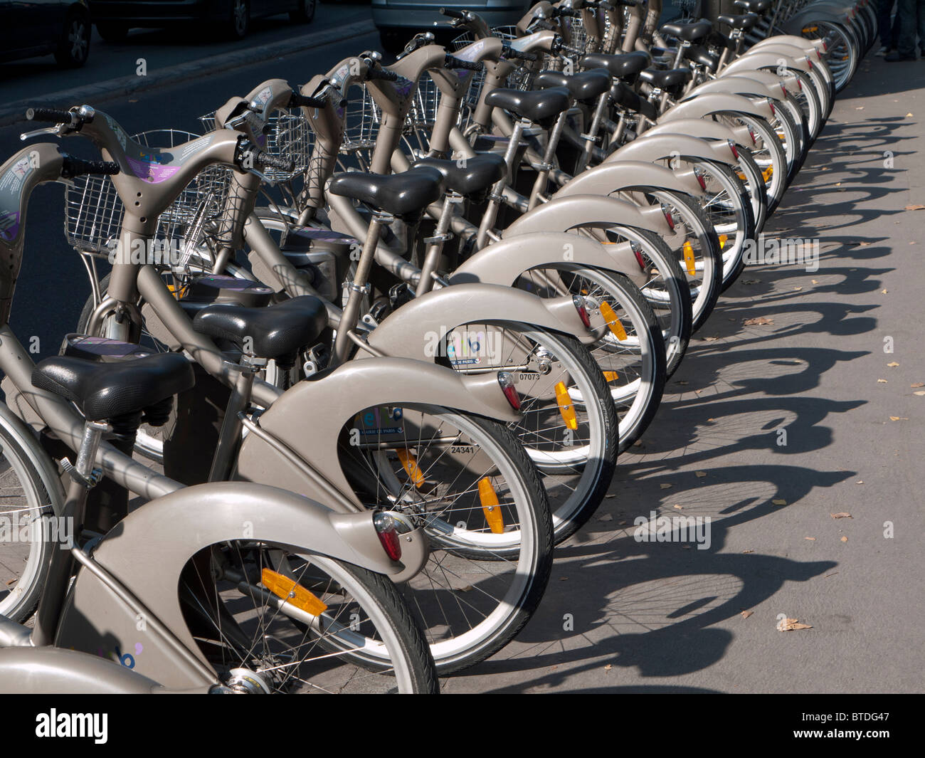 Rangée d'un service de location de vélos publique appelé Velib sur rue de Paris en France Banque D'Images
