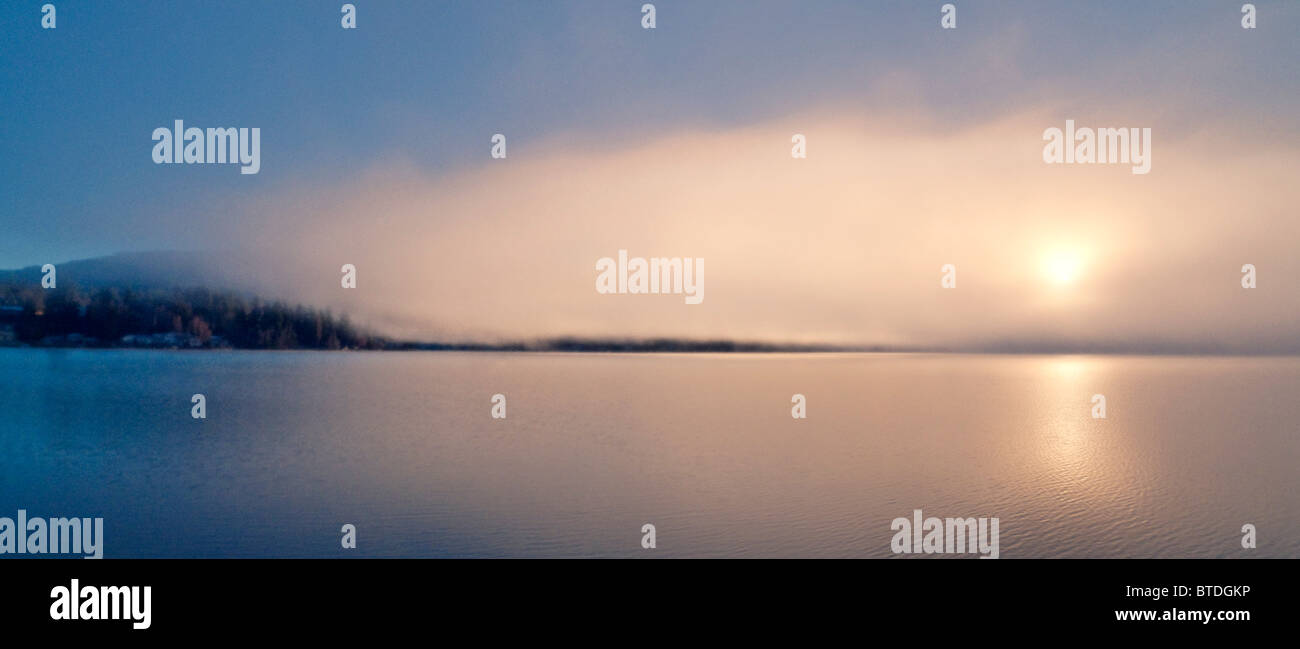 Un brouillard lever du soleil sur le lac de basket pendant l'hiver, Bellingham, Washington, USA Banque D'Images