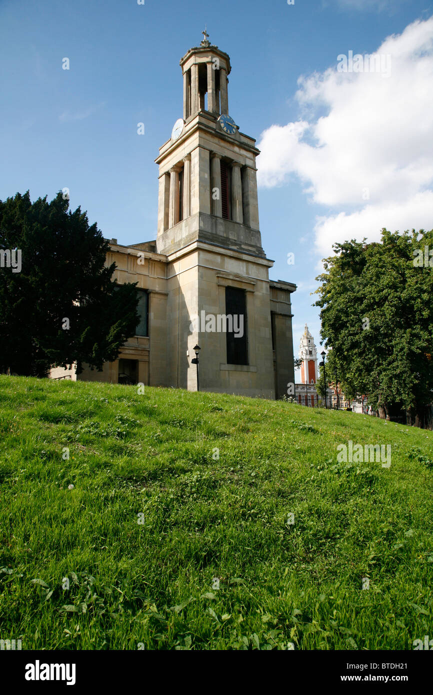 L'église saint Matthieu, en face de l'Hôtel de ville de Lambeth, Brixton, London, UK Banque D'Images