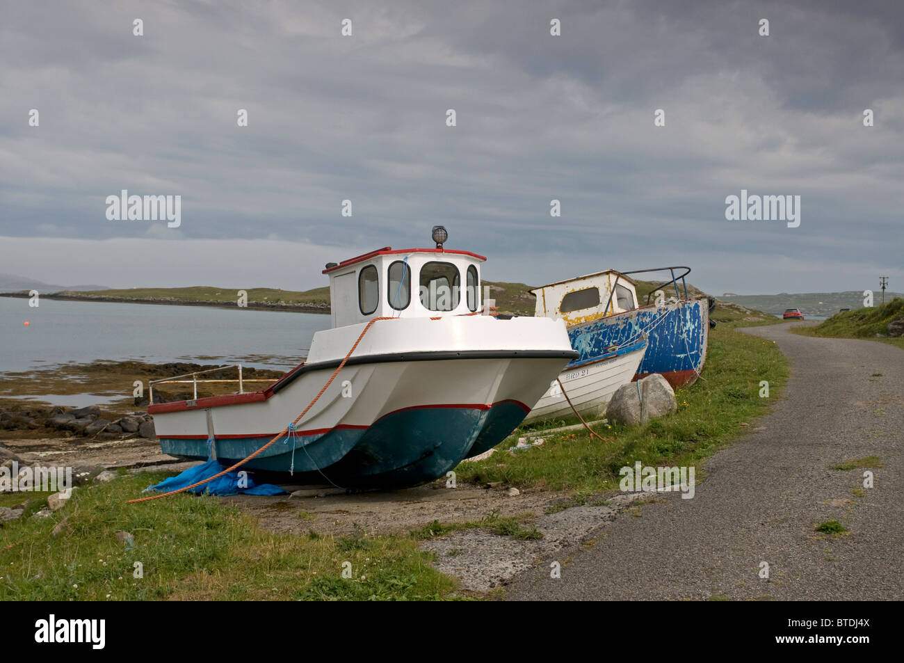 Les bateaux de pêche tiré à l'écart de la marées à Chornaig Bagh, à l'île de Vatersay, Western Isles Hébrides, en Écosse. 6886 SCO Banque D'Images